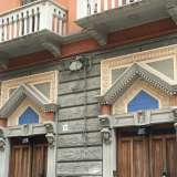 Il palazzo Amoruso-Manzari � costituito da due portoni sormontati da maioliche color viola-celeste e da teste femminili poste ai due lati